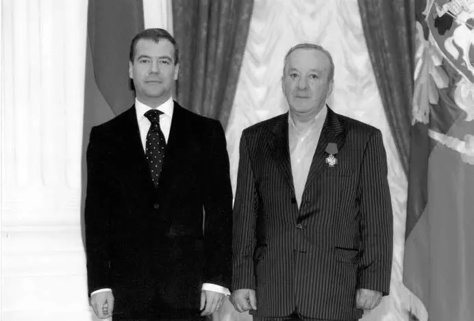 В 2004 году Указом Президента Российской Федерации за большие заслуги в области - фото 36