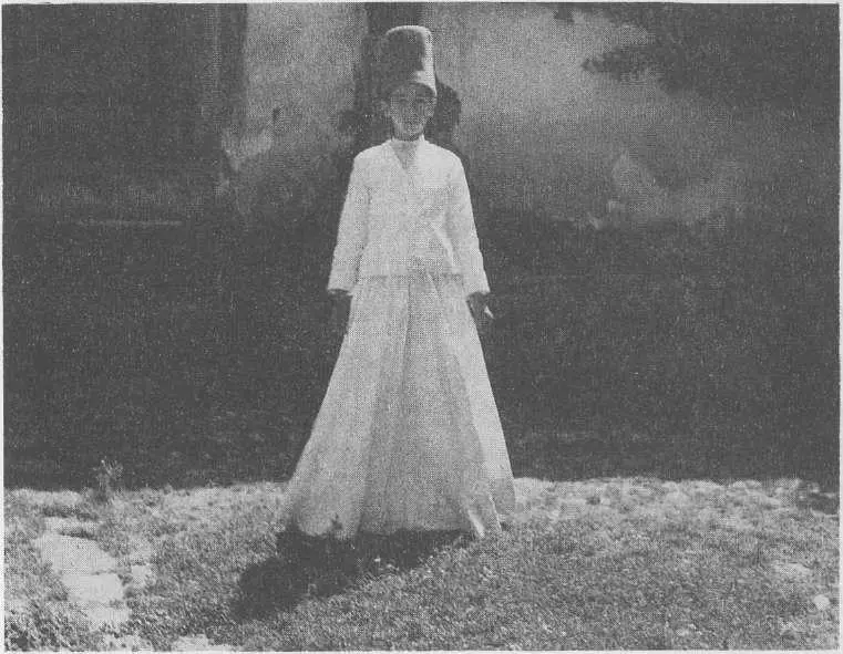 very wide gown that reached to the ground and a closefitting jacket made like - фото 46