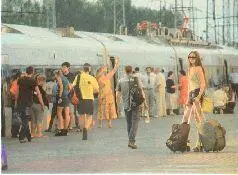 Перед отправлением поезда ХарьковКиев Юлия Тимошенко в 1990е годы Слева - фото 103