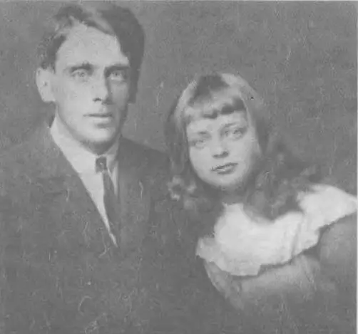 С Я Эфрон с дочерью Алей Париж М И Цветаева с сыном 1928 г М И - фото 13