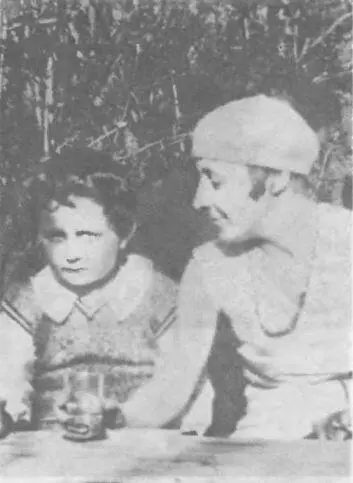 М И Цветаева с сыном 1928 г М И Цветаева с дочерью и сыном на - фото 14