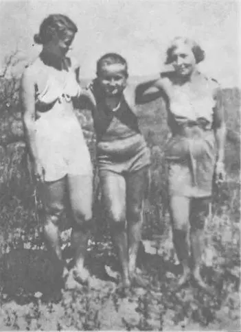 М И Цветаева с дочерью и сыном на Средиземном море 1935 г М И Цветаева - фото 15