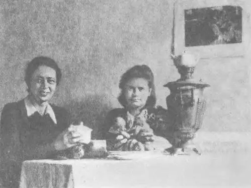 Ариадна Эфрон и Таисия Фокина Рязань Зима 19481949 гг А Эфрон среди - фото 36