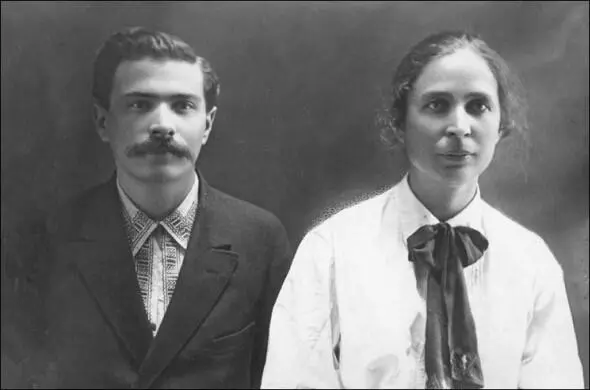 Михаил Игнатьевич и Оксана Васильевна Ильяшуки 1927 г Дома нас встретил - фото 2