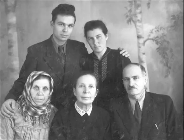 Семья Ильяшуков г Золотоноша 1956 г Внизу слева Анастасия Васильевна - фото 17