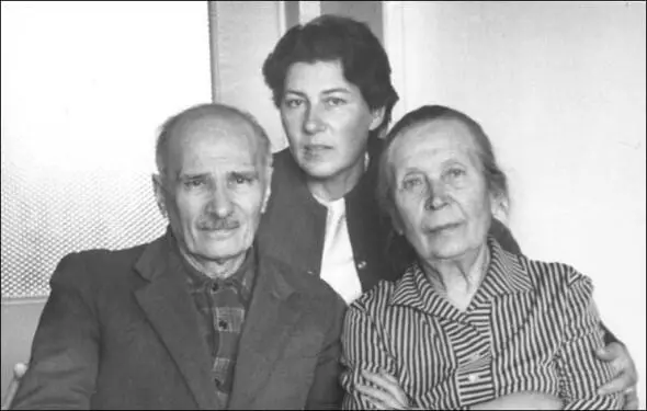 М И О В Ильяшуки с дочерью Еленой г Киев 1966 г Пока ссылка была - фото 18