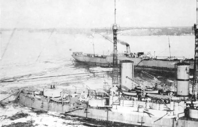 На учениях вверху и в базе внизу На Ревельском рейде справа - фото 109