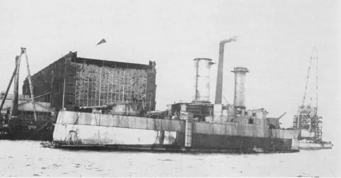 Корпус линкора Император Павел I после спуска на воду 25 августа 1907 г и на - фото 78