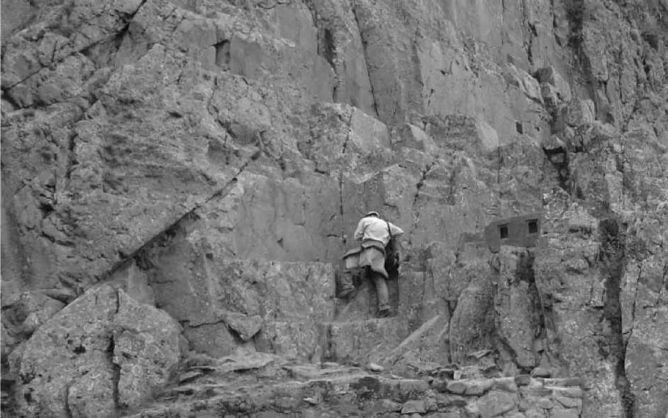 Рис 28 Участник экспедиции Александр Дымников на скале осматривает - фото 38