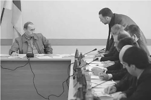 During the 2009 financial crisis Putin forces billionaire Oleg Deripaska to - фото 30