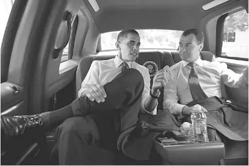 June 2010 President Medvedev heads off with Barack Obama for a hamburger - фото 32