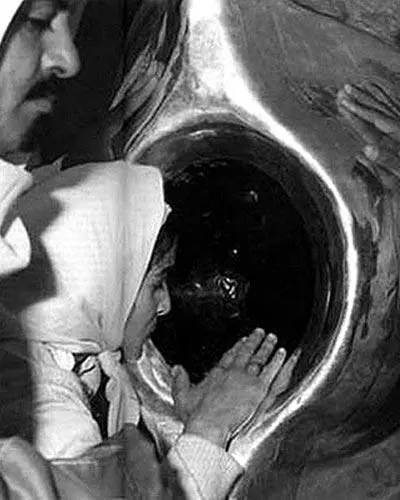 Рис 12 Черный Камень в Каабе в наше время Современная фотография Рис - фото 12