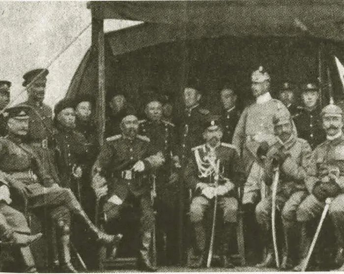 Военные атташе на маневрах китайской армии в 1909 году В центре полковник - фото 20