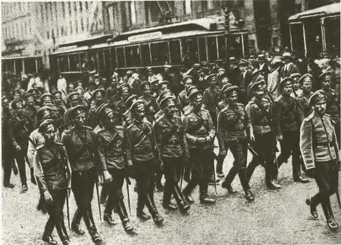 Верные правительству части вызванные в июле 1917 года с фронта для подавления - фото 42