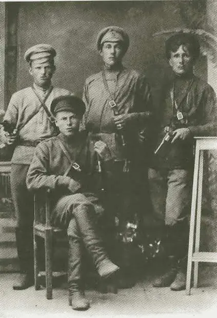 Молодые кубанские красноармейцы 1918 Группа командиров частей Красной - фото 66