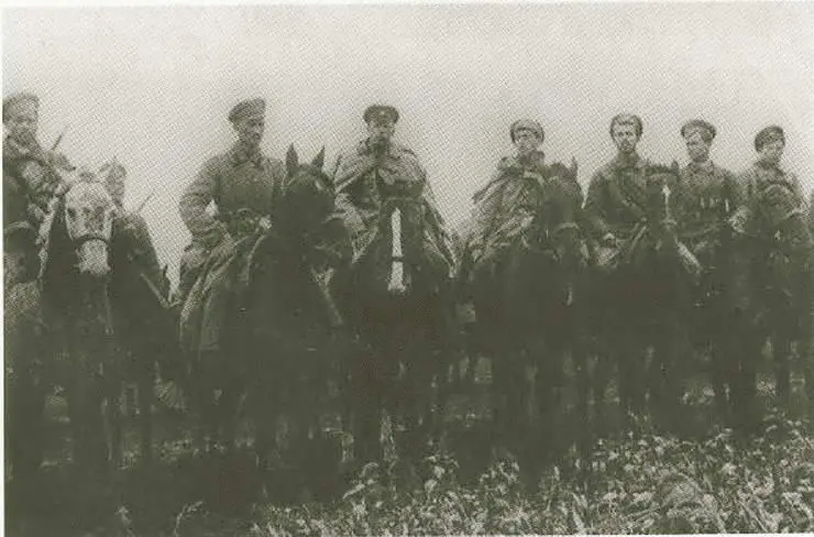 Группа командиров частей Красной гвардии на Дону Декабрь 1917 г Верховный - фото 67