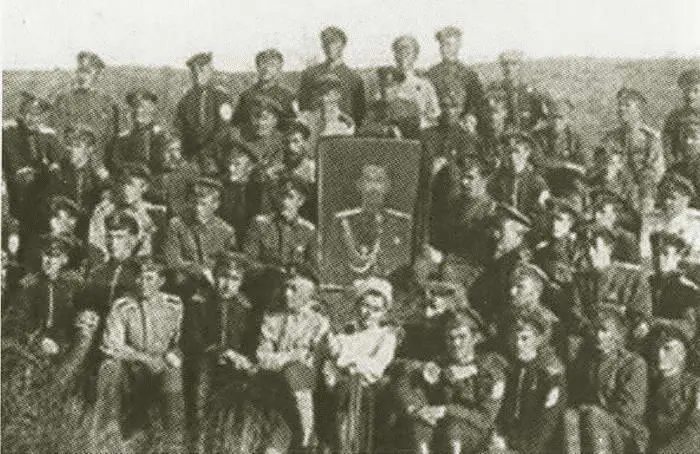 Группа корниловцев в эмиграции 1921 Командующий красным Донским корпусом - фото 90