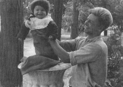 Со старшим сыном Никитой на съемках Кубанских казаков 1950 6го МАРТА 84 - фото 8