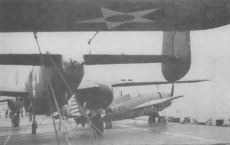 Вид с кормы в направлении носа авианосца Hornet апрель 1942 года Самолет на - фото 17