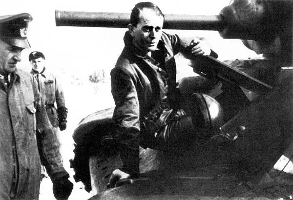 Рейхсминистр вооружения и боеприпасов А Шпеер знакомится с трофейной - фото 6