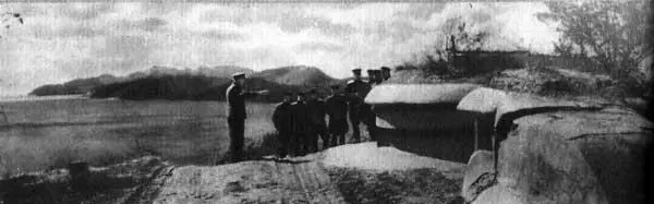 Советские воины осматривают укрепления русской обороны 1905 года в ПортАртуре - фото 38