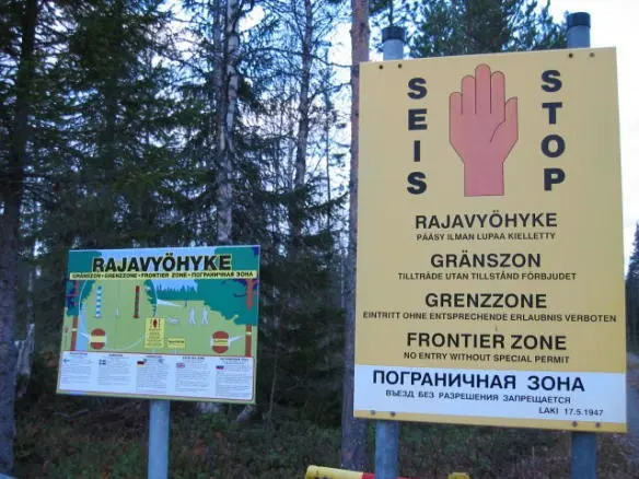 За щитом продолжалась дорога покрытая мхом и кустами брусники Оставив машину - фото 22