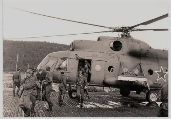 Фото Андрея Мезенцева Алакуртти 1974 г Лечь на живот с руками в наручниках - фото 30