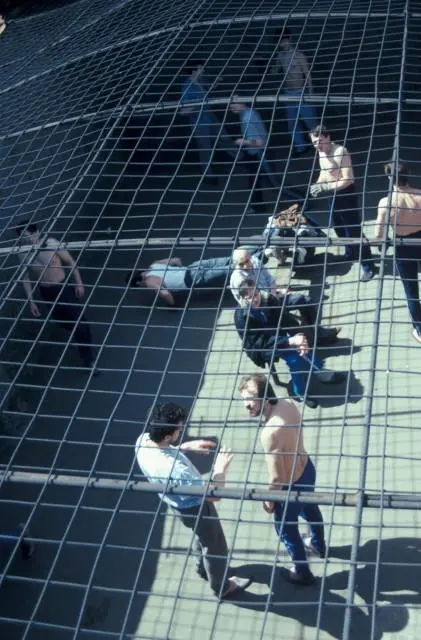 Шли дни а точнее тянулись в тесной до отказа набитой людьми камере Сизое - фото 35