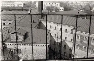 Ты кружками в нас кидаться не будешь а то у нас карцер тоже есть - фото 40