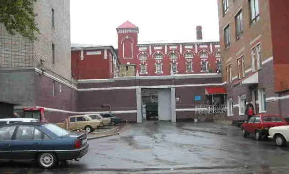 Машина ехала по пустым улицам ночного города В Днепропетровской тюрьме конвой - фото 47