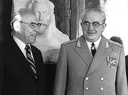 ФОТО РГАКФДРОСИНФОРМ На посту председателя КГБ Юрий Андропов справа был - фото 55