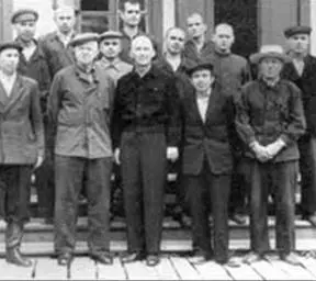 В заднем ряду третий слева Павел Гвоздик Мордовские лагеря В коллективе - фото 70