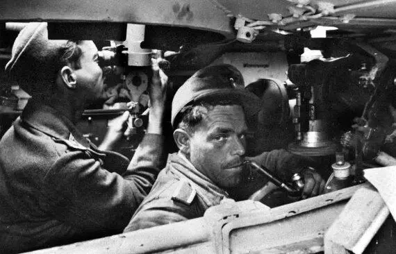 Наводчик справа и командир слева штурмового орудия StuG III на своих - фото 293