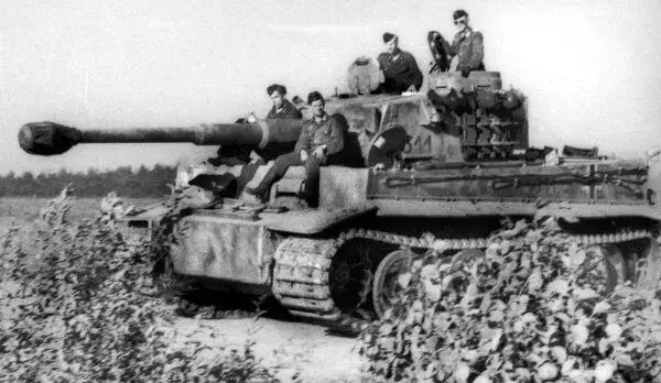 Тигр из состава 502го тяжелого танкового батальона на марше Район Невеля - фото 41
