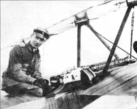 Лейтенант Вальтер Гётч в своем втором Dr 1 41917 Эту машину можно опознать - фото 100