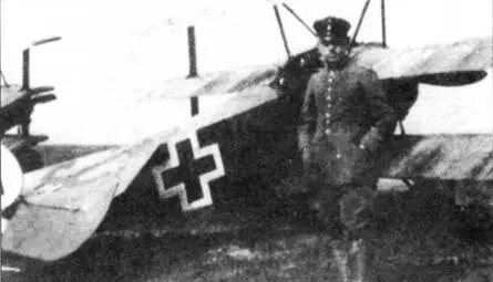 Ас из 27го стаффеля Рудольф Климке позирует у своего Dr I 57717 На верхней - фото 111