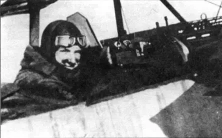 Довольный Генрих Гонтерман командир Jasta 15 ас с 39 победами в кабине - фото 13