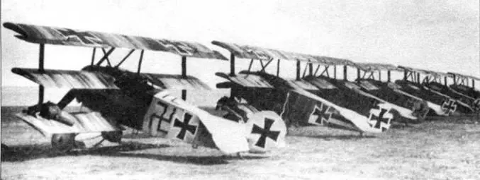 Трипланы 11го стаффеля на аэродроме Лечилль конец марта 1918 г К этому - фото 27