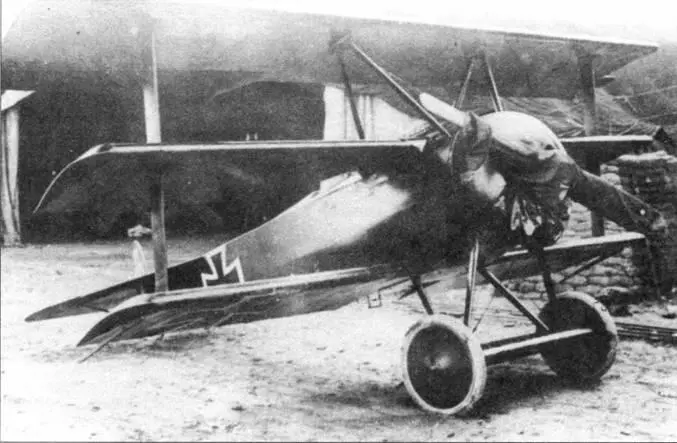Рихтгофен летал на Dr I 42517 в конце марта 1918 г с аэродроме в Лечилле - фото 29