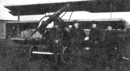 Карл Гальвитц второй слева со своими механиками февраль 1918 г На снимке - фото 68
