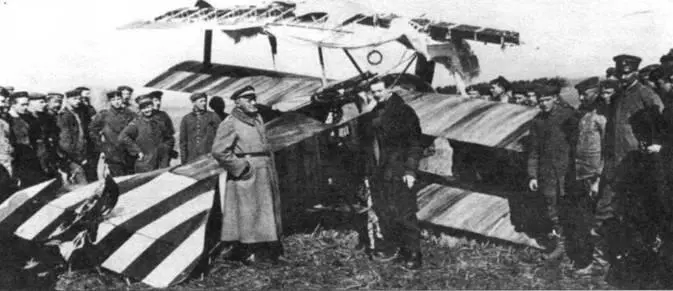 Вильгельм Рейнгард командир 6го стаффеля позирует у разбитого Dr 1 на - фото 79