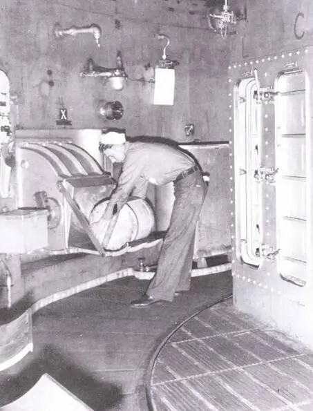 Самый нижний уровень подбашенного помещении барбета здесь хранящей пороховые - фото 85