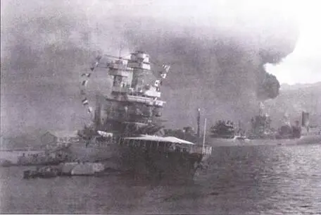 В воскресенье 7 декабря 1941 г оба линкора Теннеси находились в - фото 93