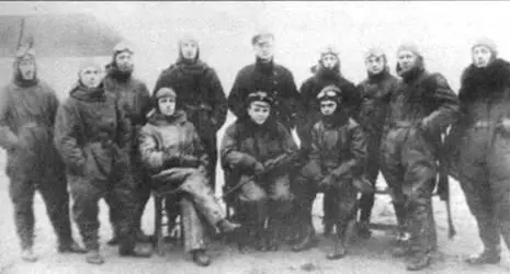 Летчики 7го стаффеля ноябрь 1917 г Сидит в центре Йозеф Якобс известный - фото 36