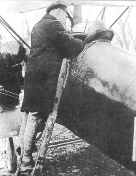 В кабине Альбатроса D III Лотар фон Рихтгофен 1917 г Братец Манфред передал - фото 52