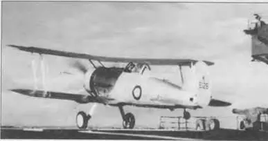 Гладиатор Mk I K6129 ранней серии садится на палубу авианосца Корейджес - фото 65