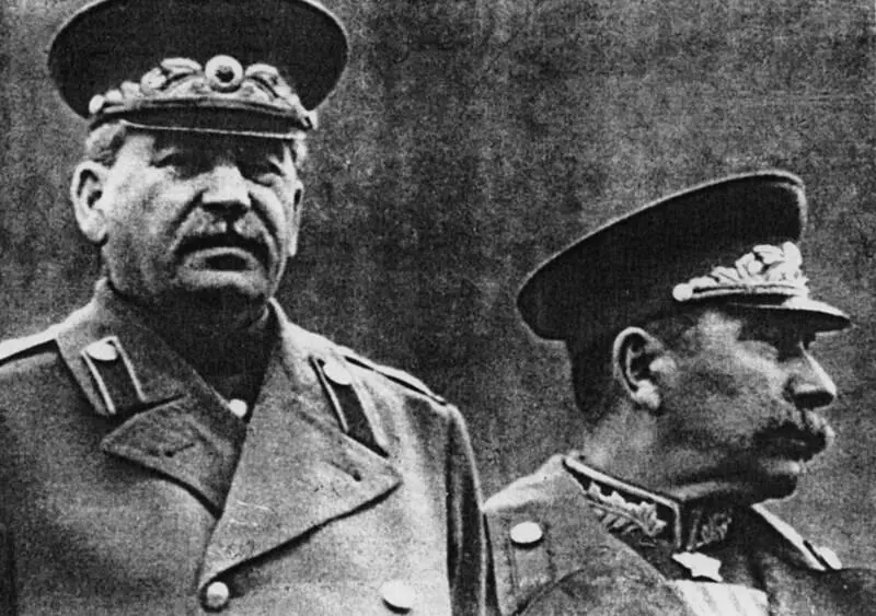 Сталин и Буденный на трибуне И вот куранты Спасской башни начали мелодичным - фото 6