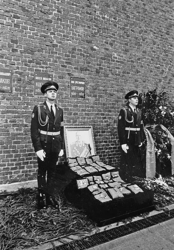 У Кремлевской стены Память о нем хранят в своих сердцах родные близкие - фото 88
