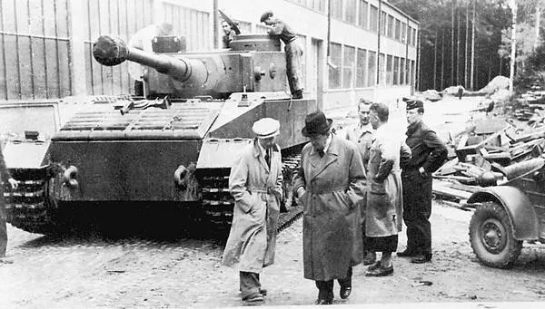 Танк VK 4501 P на полигоне в Растенбурге На переднем плане в плаще и тёмной - фото 11