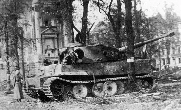 Этот Тигр подбитый советскими войсками в центре Берлина принадлежал к - фото 147